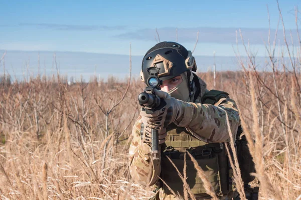 Närbild bild av airsoft soldat med en bekämpa gevär i fält — Stockfoto
