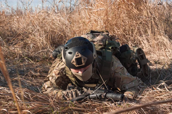 Csúszó airsoft katona a puskával a mezők — Stock Fotó