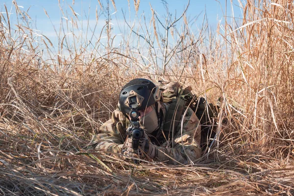 Soldados Airsoft de uniforme no campo de batalha — Fotografia de Stock