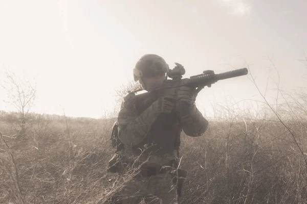 身穿制服的空软士兵在雾中奔跑 — 图库照片