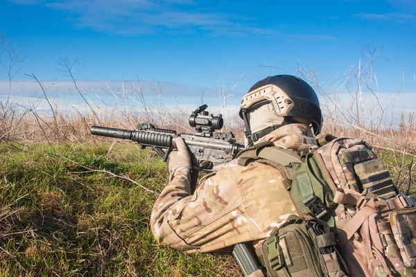 Airsoft puska csapda a Nato egységes játékos közelről kép — Stock Fotó