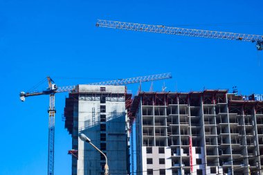 Bina inşaat, kule vinç ve mavi gökyüzü altında 