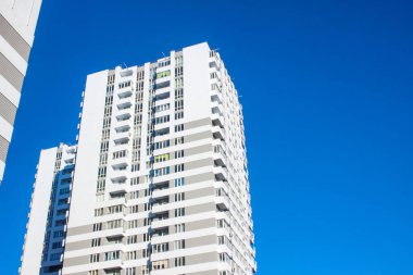 yeni binalar mavi gökyüzü arka plan 