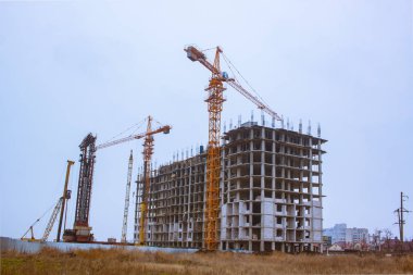 Kule Vinç, inşaat altında bina ile büyük fabrikası