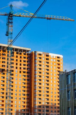 Bina süreci, kule vinç ve mavi gökyüzü 