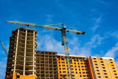 Vinçler, tuğla bina inşaat altında 