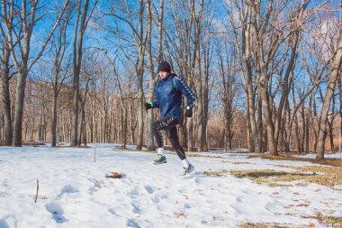Genç atlet Park kar ile eğitim 