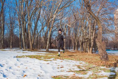 Genç atlet Park kar ile eğitim 