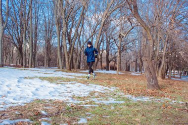 Genç atlet Park kar ile eğitim 