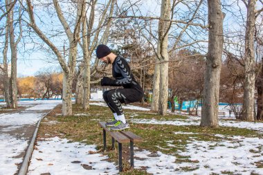 Genç atlet Kış parkta atlama egzersiz yapmak 