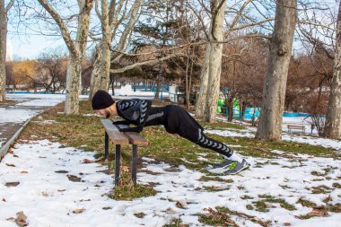 Genç atlet Kış Park şınav mı 