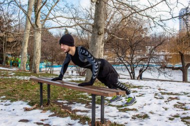 gülümseyen atlet Kış Park şınav mı 