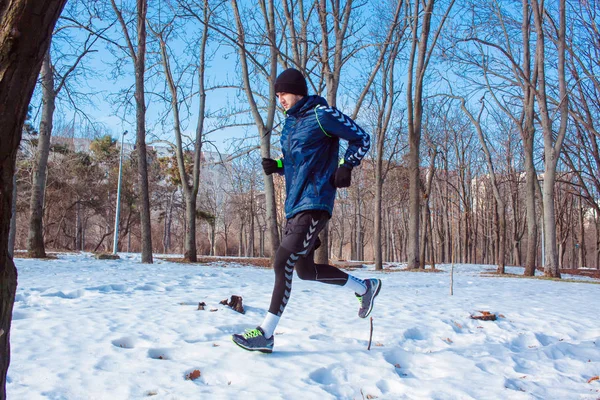 Młody zawodnik szkolenia w parku snow — Zdjęcie stockowe
