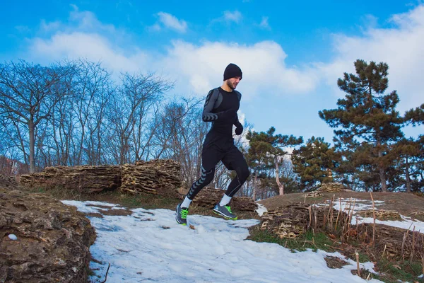 男性ランナーの雪の丘の上にトレーニング — ストック写真