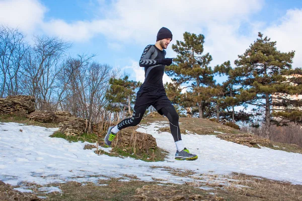 Unga manliga runer i Vinterparken — Stockfoto