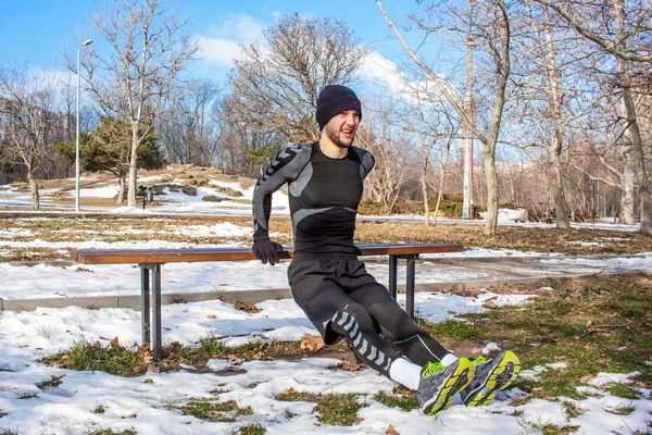 Youn kaukaski mężczyzna szkolenia w winter park — Zdjęcie stockowe