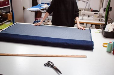 Eller terzi prepear kot kumaş