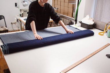 Eller terzi prepear kot kumaş