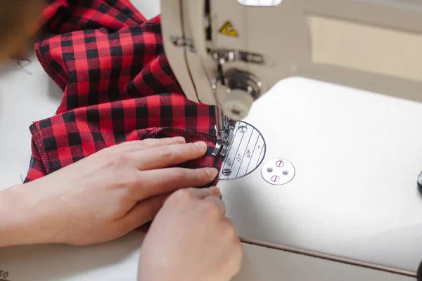 Imagem da costura Seamstress com uma máquina de costura — Fotografia de Stock