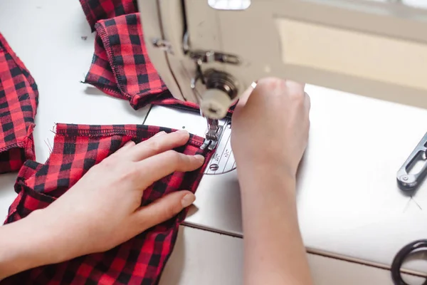 Imagem da costura Seamstress com uma máquina de costura — Fotografia de Stock