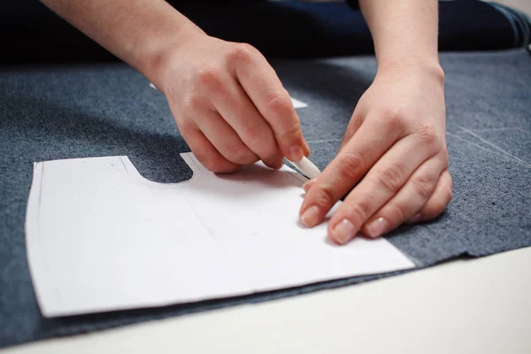 Näherin arbeitet mit Blue-Jeans-Stoff — Stockfoto