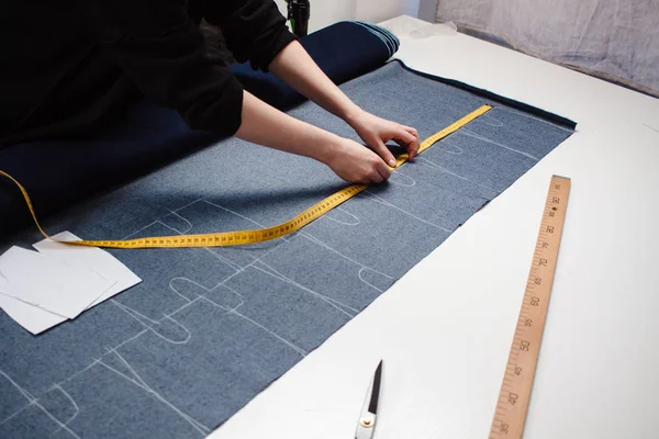 Costurera trabajando con tejido vaquero azul — Foto de Stock