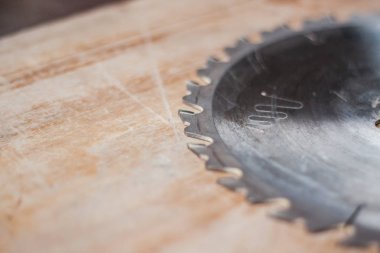 ahşap masa makro resim üzerinde daire testere