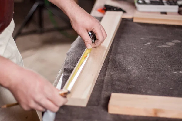 Timmerman een lijn voor snijden hout schilderen — Stockfoto