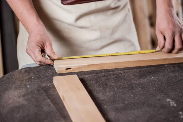 Carpinteiro pintando uma linha para cortar madeira — Fotografia de Stock
