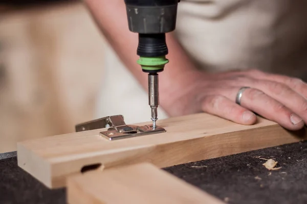 Perdere l'immagine op di mani che lavorano con trapano su legno — Foto Stock