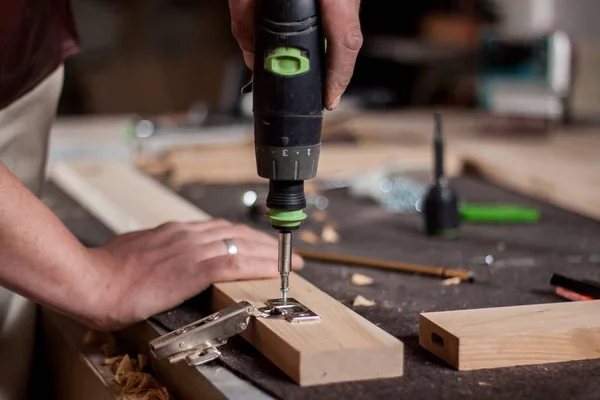 Verliezen op foto van handen werken met boor op hout — Stockfoto