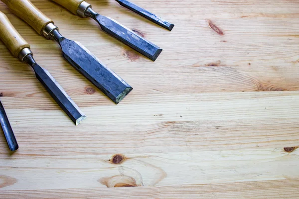 Velho usado madeira torno cinzéis seleção na mesa de madeira — Fotografia de Stock