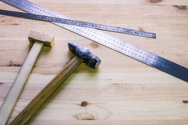 Ferramentas de carpinteiro na mesa de madeira — Fotografia de Stock
