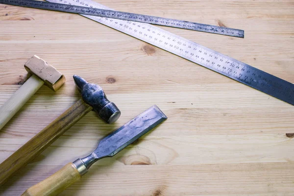 Ferramentas de carpinteiro na mesa de madeira — Fotografia de Stock