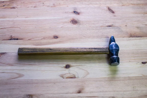 Aço martelos objetos sobre fundo de madeira — Fotografia de Stock
