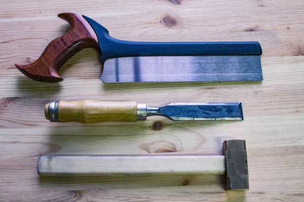 Herramientas de carpintero sobre mesa de madera — Foto de Stock