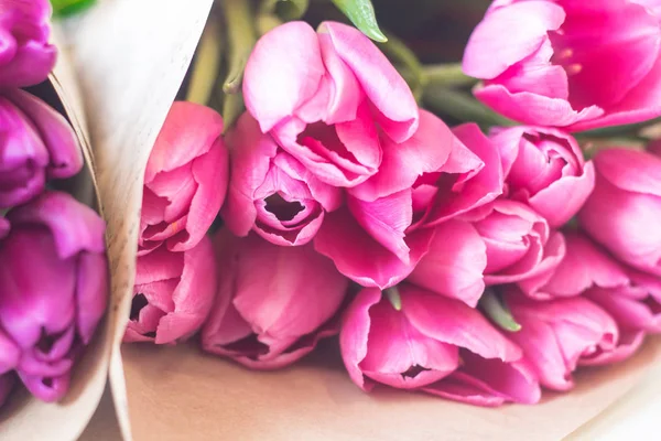 Тюльпани в коричневий паперовий на білий таблиці — Безкоштовне стокове фото