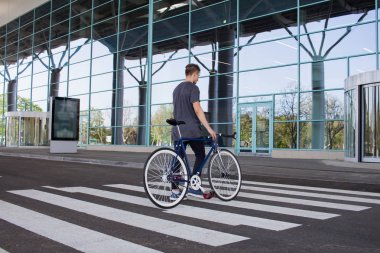  Adam yolda yürürken bir düzenleme bisiklet ile. Genç yenilikçi retro Bisiklet yaya geçidi üzerinde yürüme ile. 