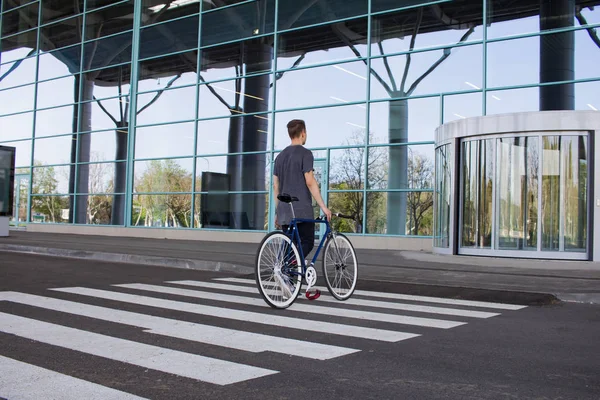 Fixie 자전거도 걷는 남자. 복고풍 자전거 횡단 보도에 걷는 젊은 소식통. — 스톡 사진