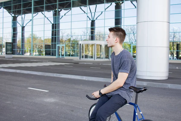 젊은 hipster 남자와 고정 기어 자전거 도시 거리에. 큰 거울 윈도우 배경 — 스톡 사진