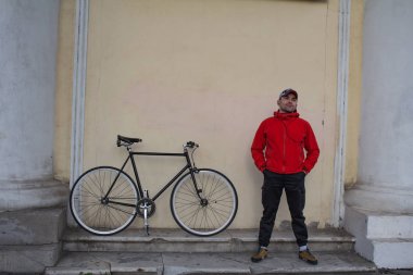 siyah bisiklet ile eski şehir duvarının yakınında poz genç hippi fixedgear binici