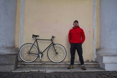 siyah bisiklet ile eski şehir duvarının yakınında poz genç hippi fixedgear binici