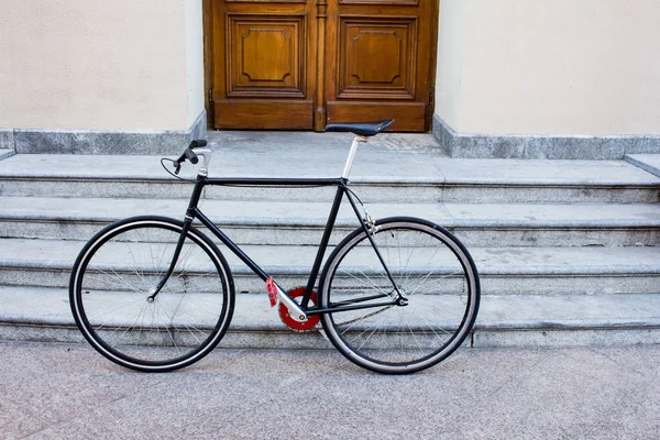 계단 및 오래 된 나무로 되는 문 근처 빈티지 단 하나 속도 자전거 — 스톡 사진