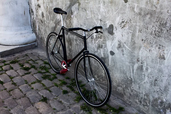 회색 콘크리트 벽 근처 블랙 hipster 자전거 — 스톡 사진