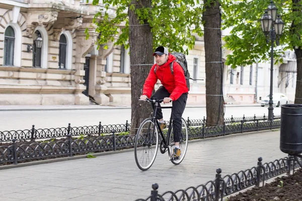오래 된 유럽 도시의 거리에 fiexedgear 자전거 타고 젊은 남자 — 스톡 사진
