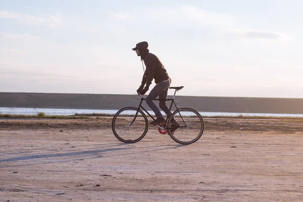 Один всадник на фиксированной передаче дорожный велосипед езда в пустыне возле реки, хипстер туристический велосипедист фотографии . — стоковое фото