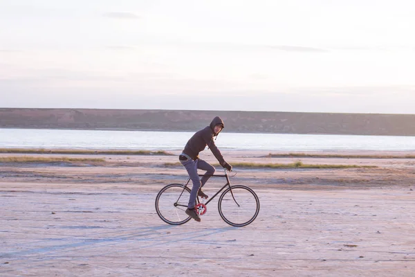 고정에 혼자 라이더 장비도 자전거를 타고 강, hipster 관광 자전거 라이더 사진 근처 사막에. — 스톡 사진
