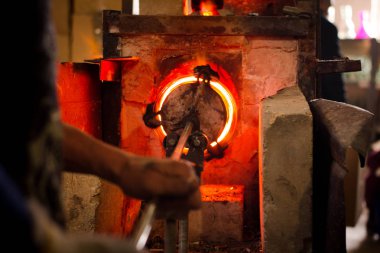 Cam cam imalat, dekoratif vazo şekillendirme işlemi