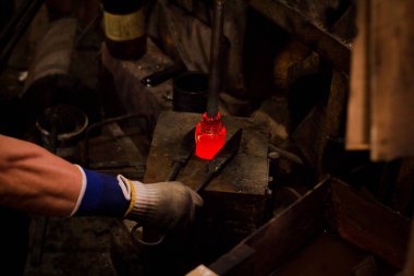 Cam cam imalat, dekoratif vazo şekillendirme işlemi