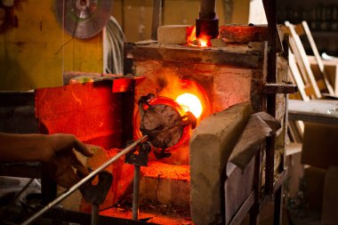 Cam cam imalat, dekoratif vazo şekillendirme işlemi